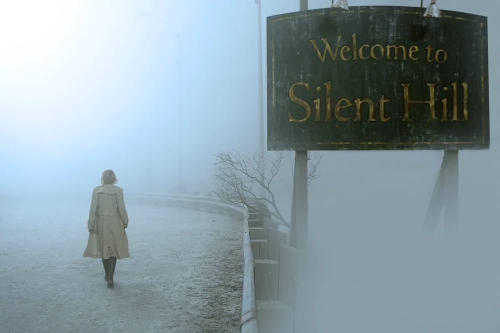 A person walking. Silent Hill (2006)